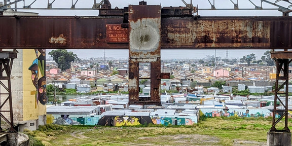 Angrenzende informelle Siedlung in Philippi, einem der größten Townships in Kapstadt
